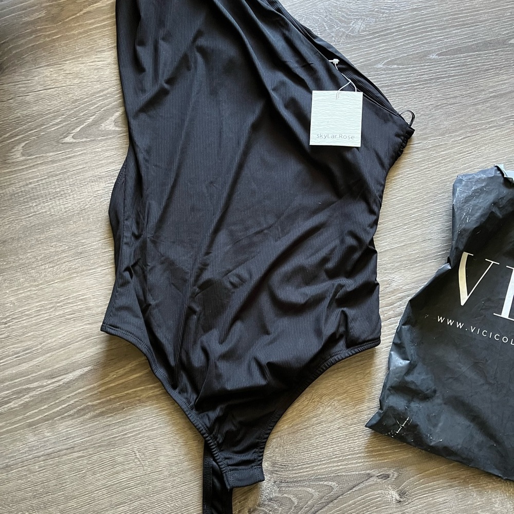 Vici size medium sun drenched one shoulder bodysuit
